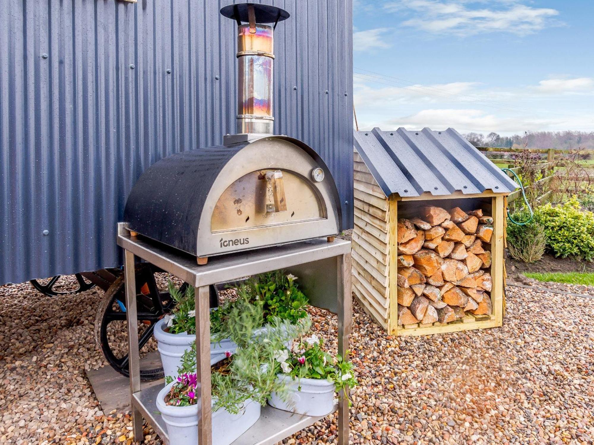 The Lambing Shed Vila Ryhill Exterior foto